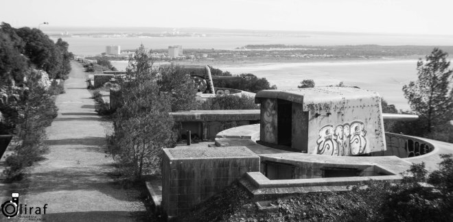 Vista exterior do complexo militar com as 3 peças Vickers de 152 mm