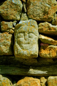 A Menda é uma gárgula em pedra.